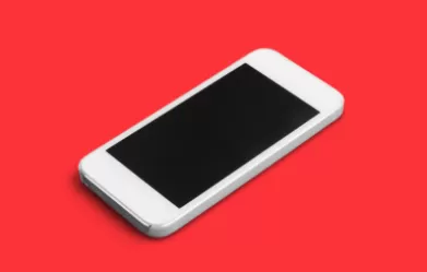 Cầm điện thoại