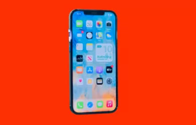 Cầm điện thoại