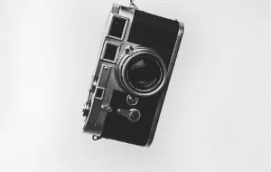 Cầm Các Loại Máy Ảnh 