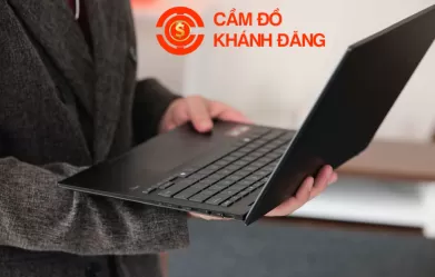 Cầm Laptop