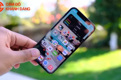 Cầm điện thoại vỡ màn hình có được không?