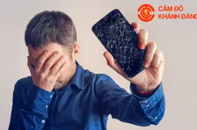 Cầm điện thoại bị vỡ màn hình