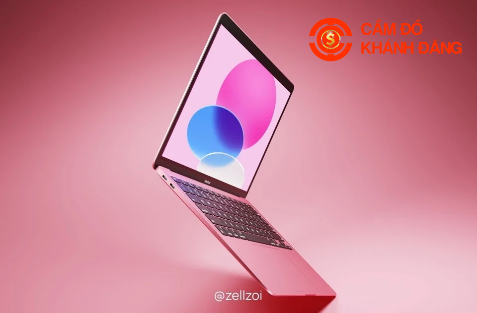 Cầm laptop kiểm tra minh bạch