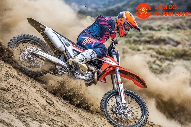 Cầm mô tô phân khối lớn được bao nhiêu % giá trị?