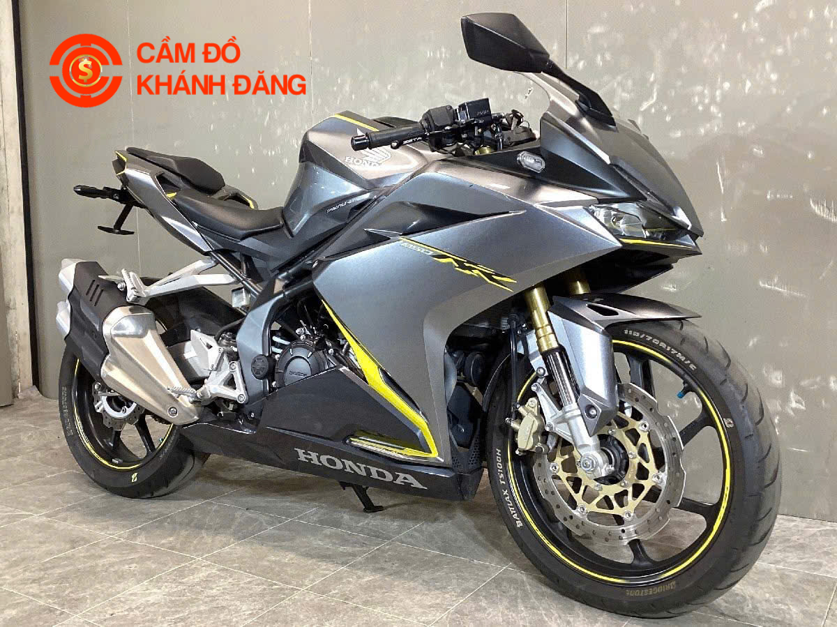 Cầm mô tô Kawasaki uy tín