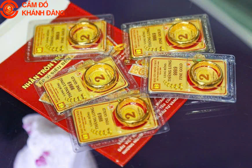 Cầm vàng nhẫn trơn giá cao