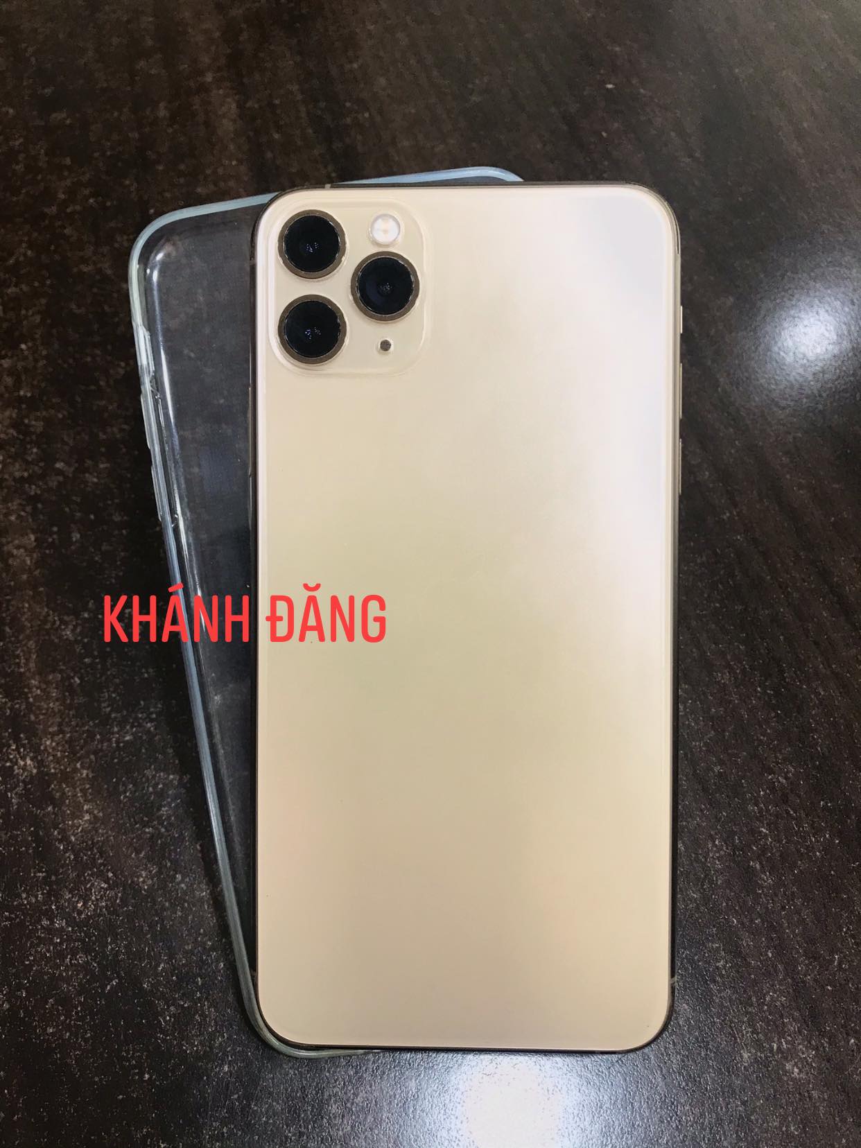 Cầm điện thoại