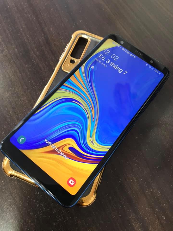 Cầm điện thoại