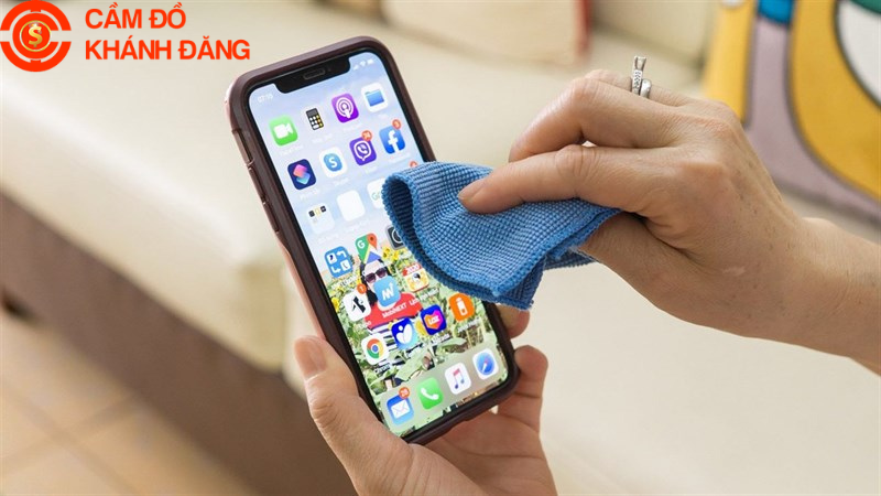 Cầm điện thoại ban đêm có nhận không?