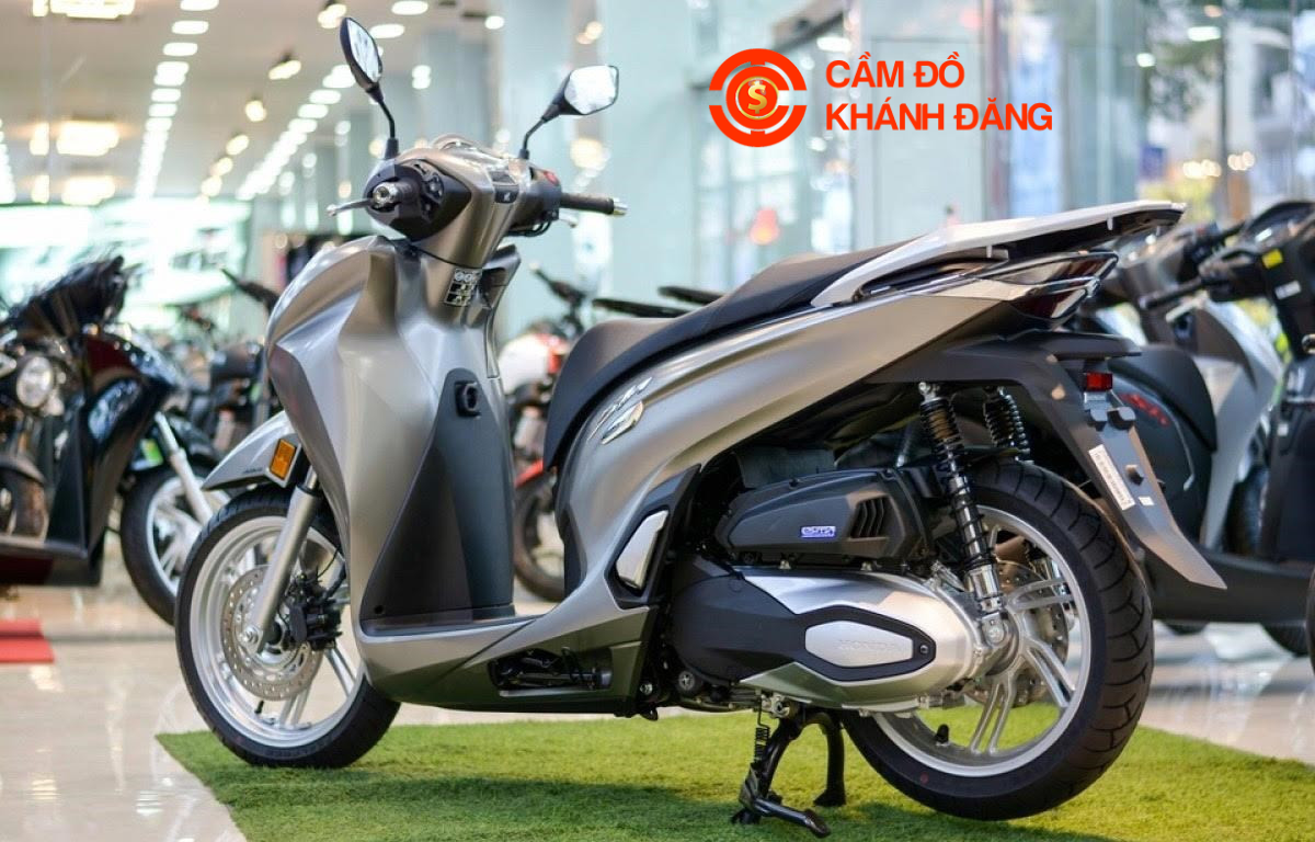 Cầm xe máy buổi tối có được không?
