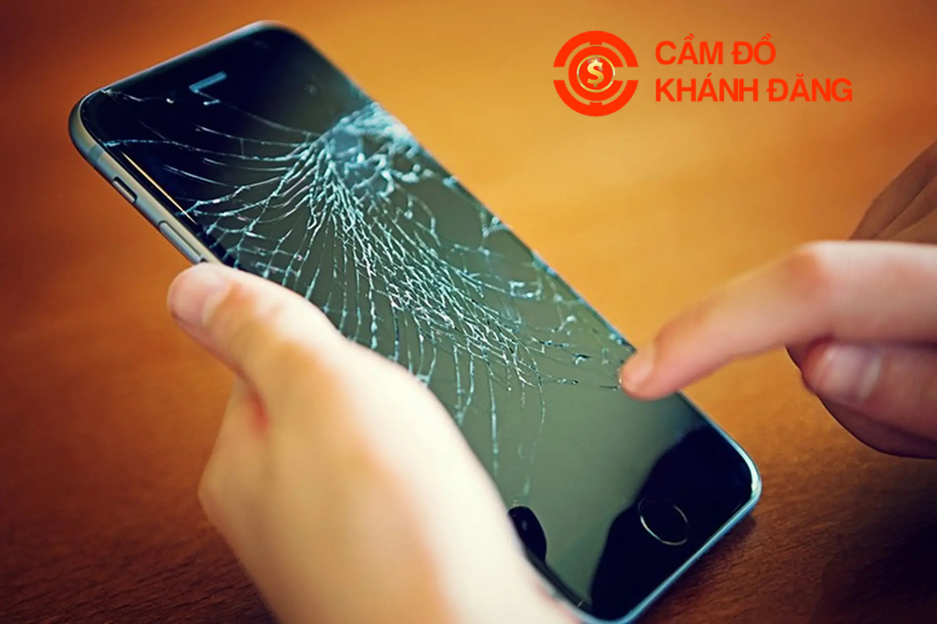 Cầm điện thoại bị vỡ màn hình
