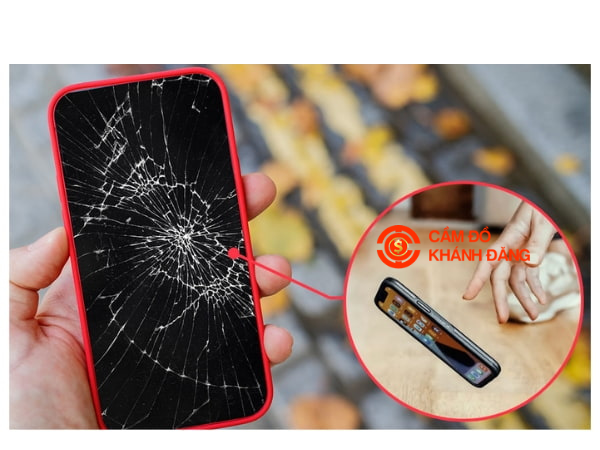 Cầm điện thoại bị vỡ màn hình