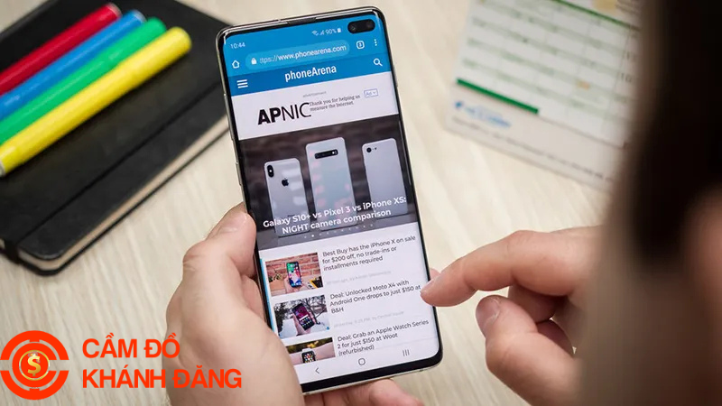 Cầm điện thoại vỡ màn hình có được không?