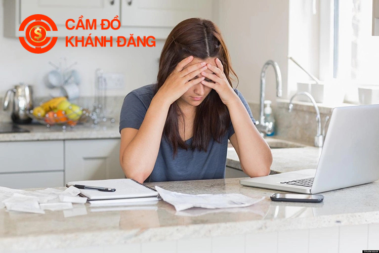 Cầm điện thoại bảo mật thông tin khách hàng