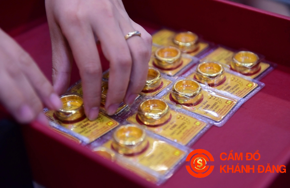 Cầm vàng có bị lỗ không?