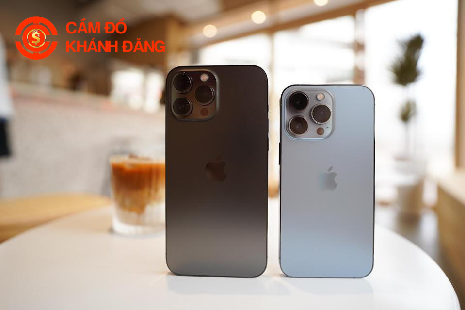 Cầm điện thoại iPhone 13 giá bao nhiêu?