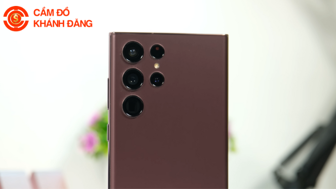 Tiệm cầm điện thoại gần đây lãi thấp