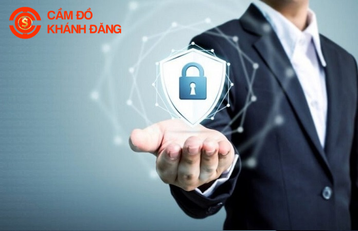 Thiếu tiền đóng học phí nên cầm laptop hay điện thoại?